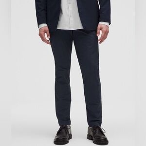 EUC Men’s Lululemon 
ABC Slim-Fit Trouser 
Size 32 
in True Navy